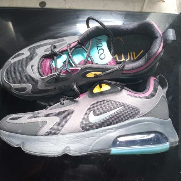 Nike - Picture 3 of 3